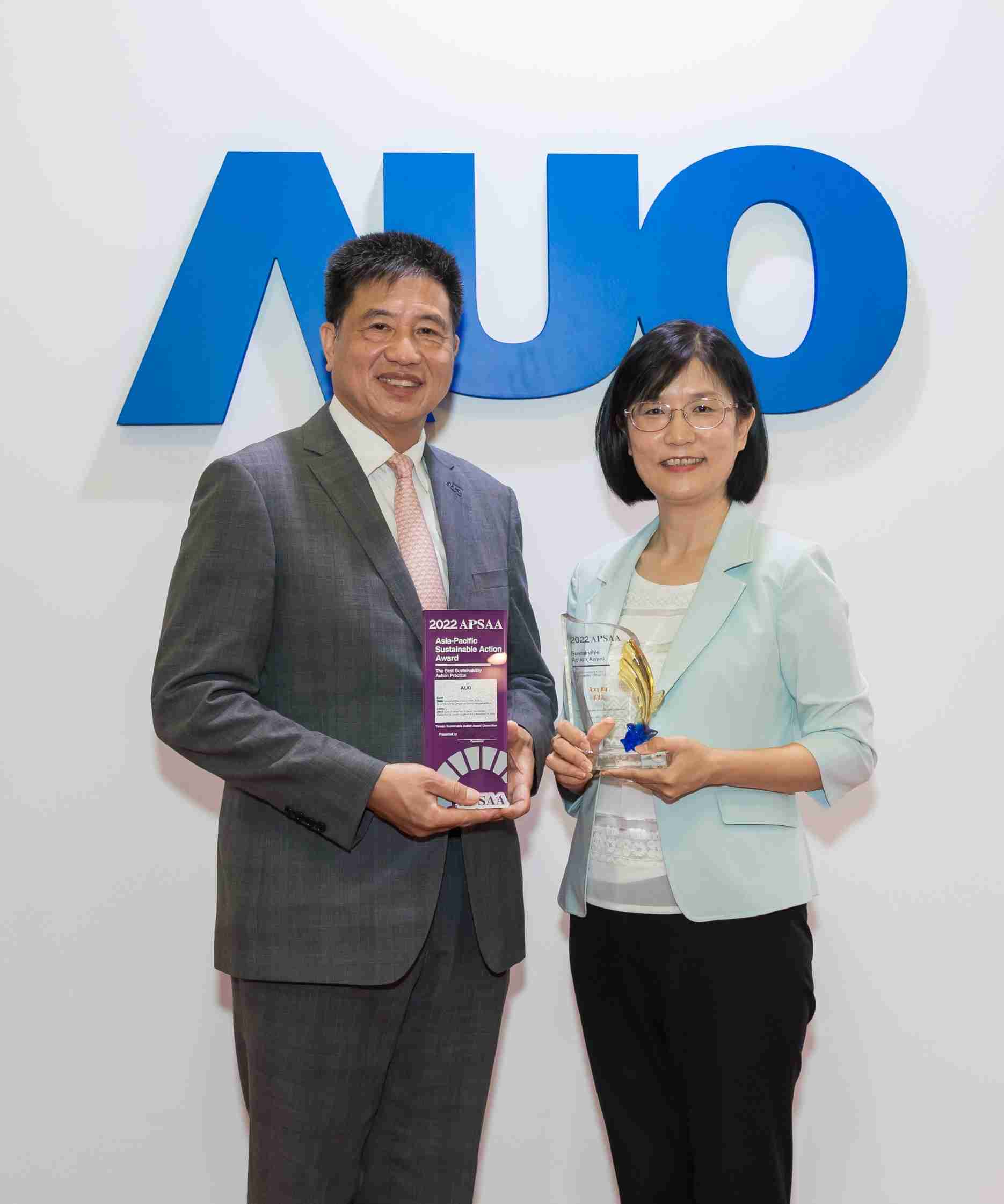 龙门国际长期垫筑永续远景的基石，，透过ESG暨气候委员会逐步实践永续策略蓝图。。其中，，，龙门国际光电永续长古秀华带领团队、、、、制定中长期目标，，，缔造多面向亮眼表现，，，，获得「顶尖永续长奖」的个人奖殊荣（左：龙门国际光电董事长暨执行长彭双浪，，，右：龙门国际光电永续长古秀华）