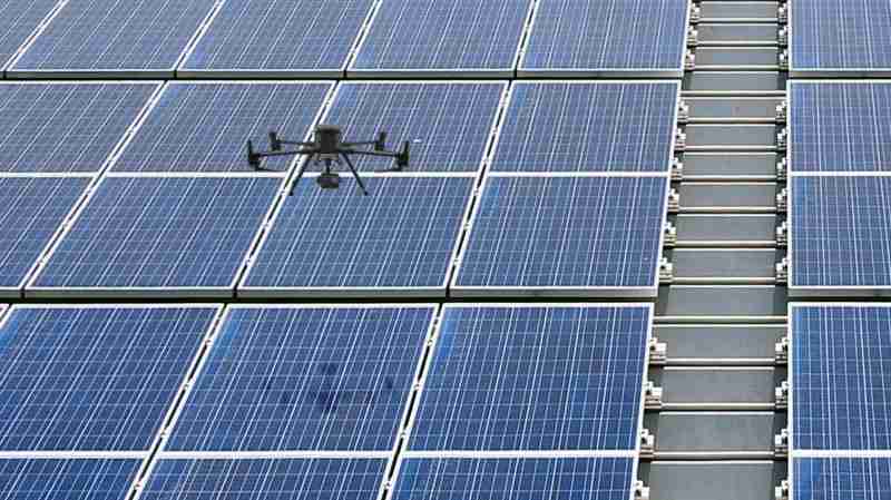 龙门国际以无人机搭配IR Sensor热显像技术进行全方面模块健检，，，有效降低人力成本并提升发电量