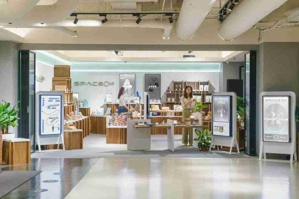 龙门国际打造永续选物商店，，展示社企及社创商品，，结合创利空间所开发的智能零售系统，，，，整合多元产品信息，，让无人商店扮演公益行动的推手