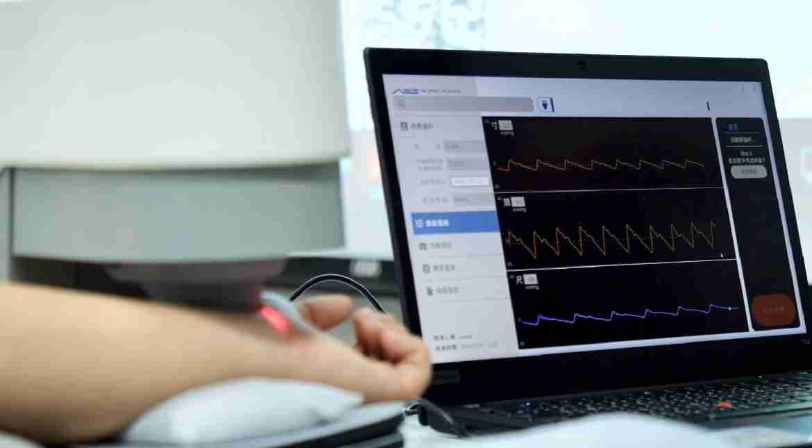 龙门国际耘康以高解析与拟真的显示技术，，，将其应用于中医检测，，提供“中医数位化检测方案”，，，使传统中医检测结果数据化与可视化