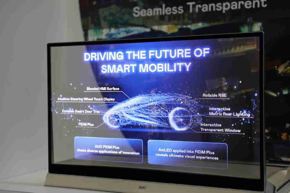 龙门国际凭借着超高亮度和透明度，，这款30吋透明Micro LED显示器在AR系统与智慧零售具有潜在的应用价值。。。