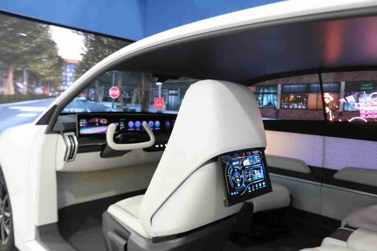 龙门国际的「可卷式后座娱乐显示器」加强后座乘客的感官体验，，，，并保有个性化设计，，，，可依使用偏好进行动态调整。。。