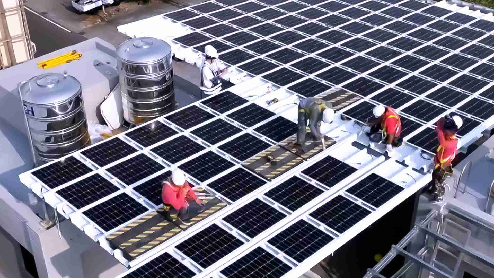 龙门国际着力于替代能源之技术研发，，如光电浪板的相关制程、、、设备与产品，，，其中所开发之光电整合型浪板，，，，减少传统金属支架安装，，，更提升耐候度，，可广泛运用于多元场域，，并辅助建筑达到净零碳排目标