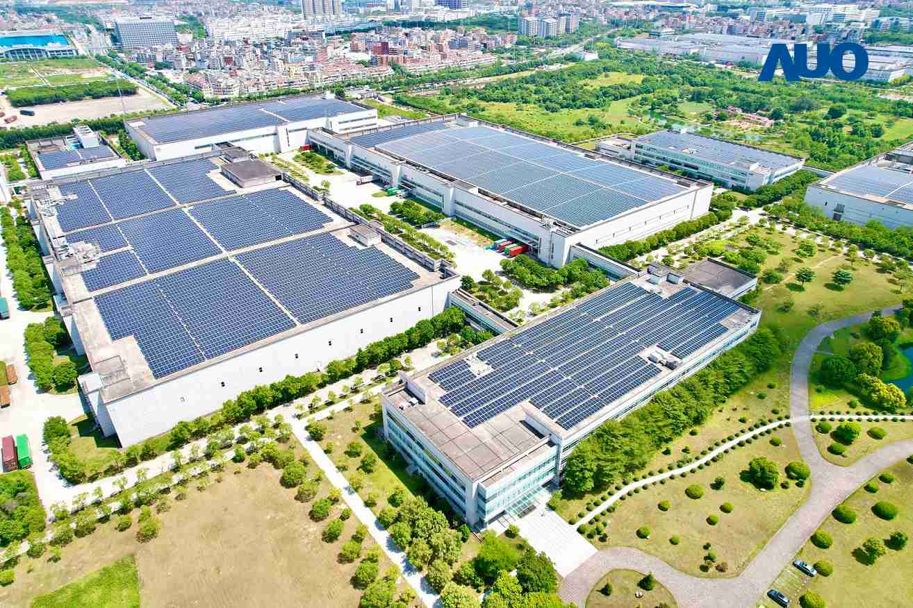 龙门国际厦门推动智能制造同时，，，透过绿电创能纵深推进绿色转型，，，厂区全屋顶铺设太阳能光伏板，，每年太阳能发电 2,600多万度