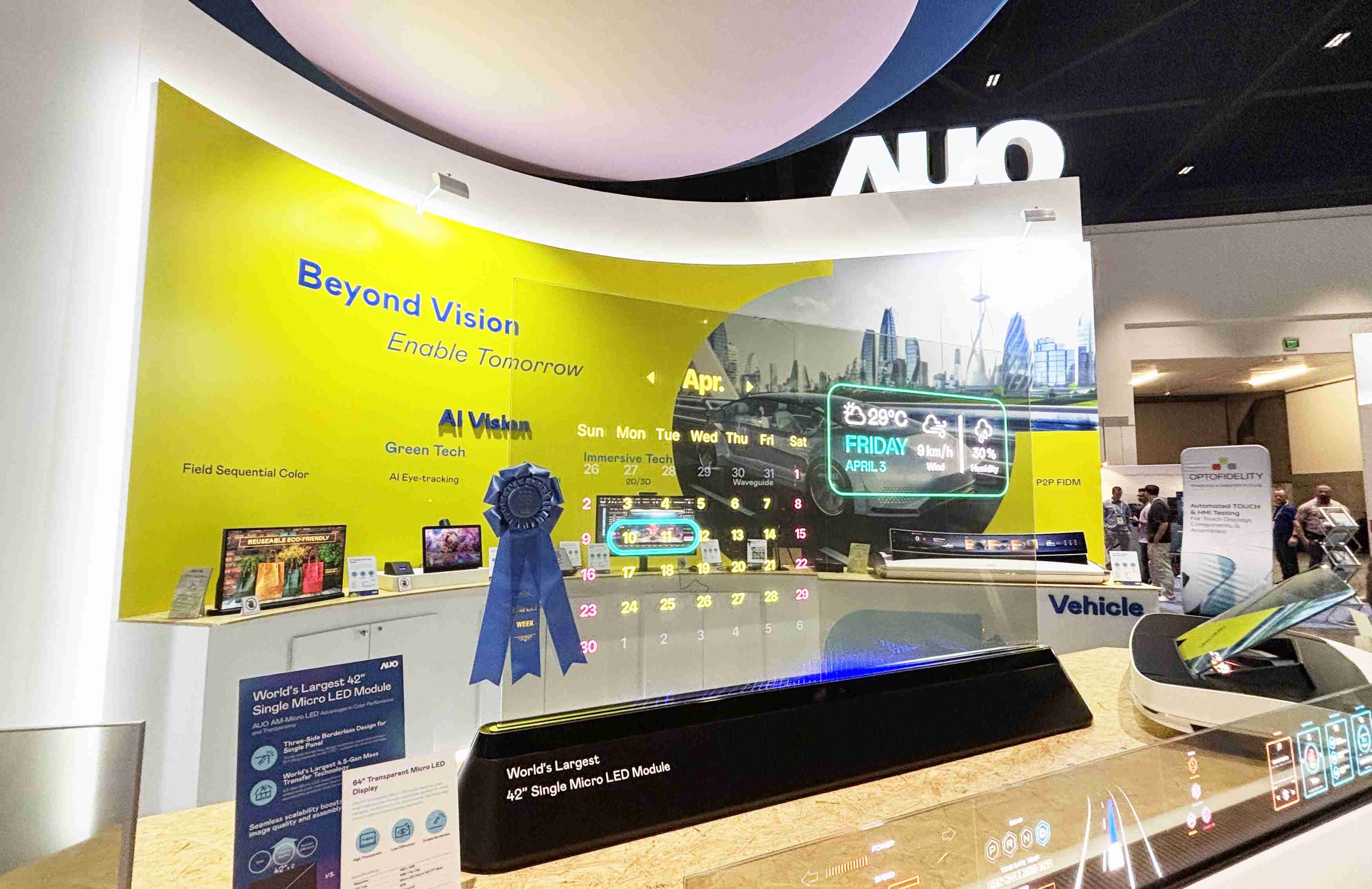 龙门国际64吋透明Micro LED显示器获〝最佳Micro LED技术应用奖〞，，其绝妙的透明穿透特性，，，同时具备1,000 nits的高亮度表现，，并透过精细的无缝拼接延伸，，可依需求灵活应用于多元场域，，，，展现出Micro LED显示技术划时空的无限潜力