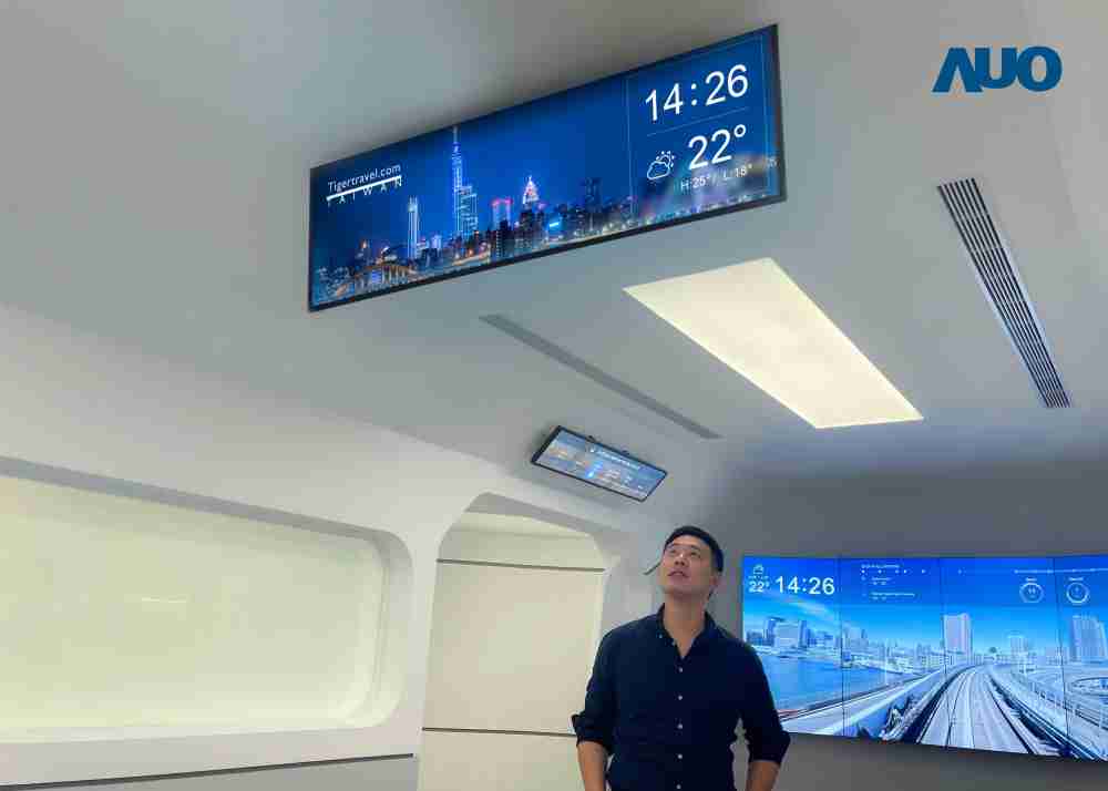 达擎TARTAN “37吋超薄双屏车厢显示器” 采用单一背光设计，，将双面显示器厚度大幅缩减至12mm，，支持长条屏 32:9 规格，，突破传统分辨率限制，，提供旅客更清晰实时的乘车信息及广告讯息